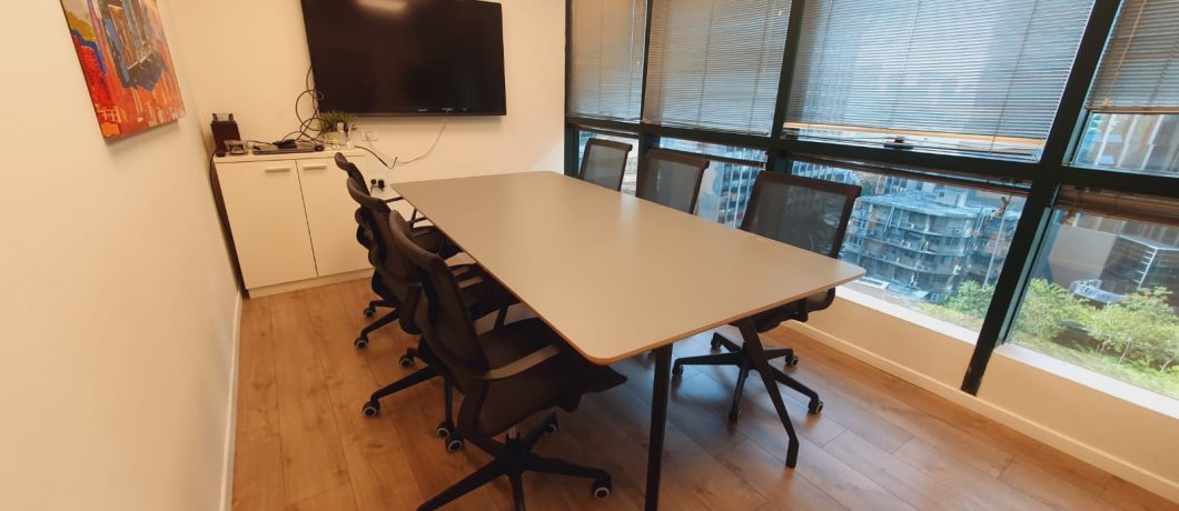 שולחן לחדר ישיבות | פורמייקה על בירץ עם קנט מדוקק