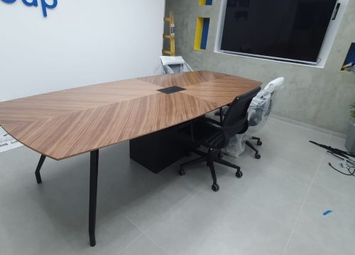IMG 20230222 WA0017 500x360 - שולחן לחדר ישיבות | פורניר אגוז בצורת יהלום עם קנט מדוקק