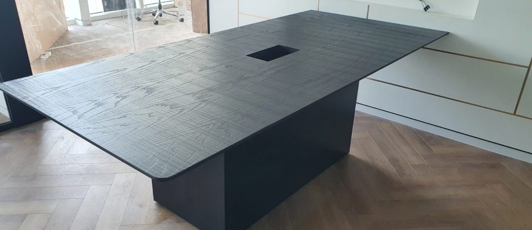 שולחן לחדר ישיבות | פורניר שחור עם קנט מדוקק