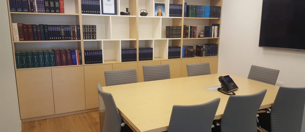 סיפריות, מדפים וציפויי קיר