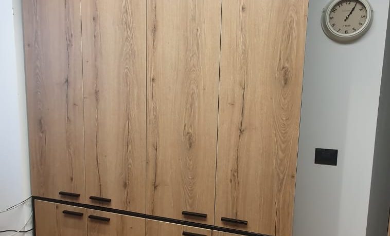 סיפריות, מדפים וציפויי קיר