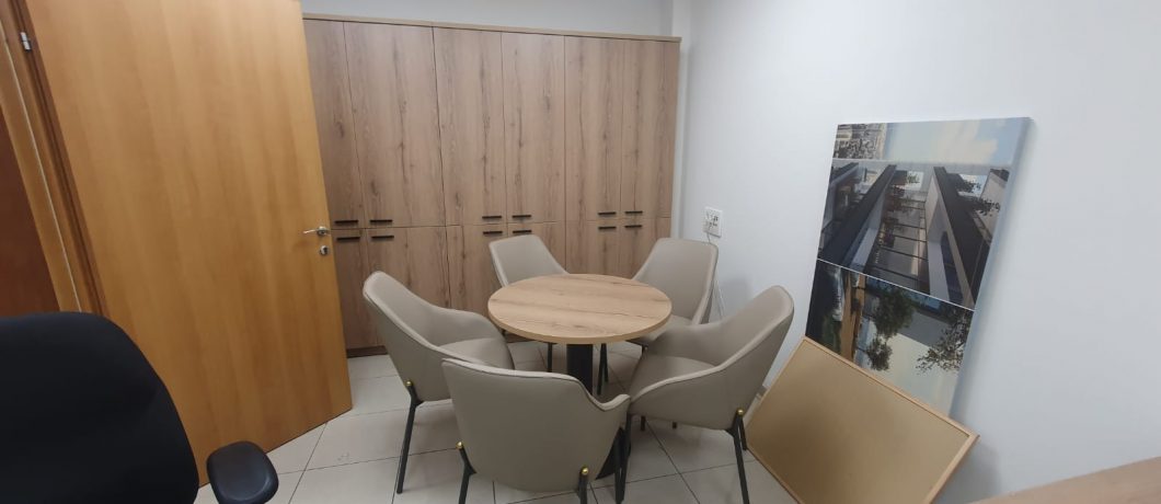 סיפריות, מדפים וציפויי קיר