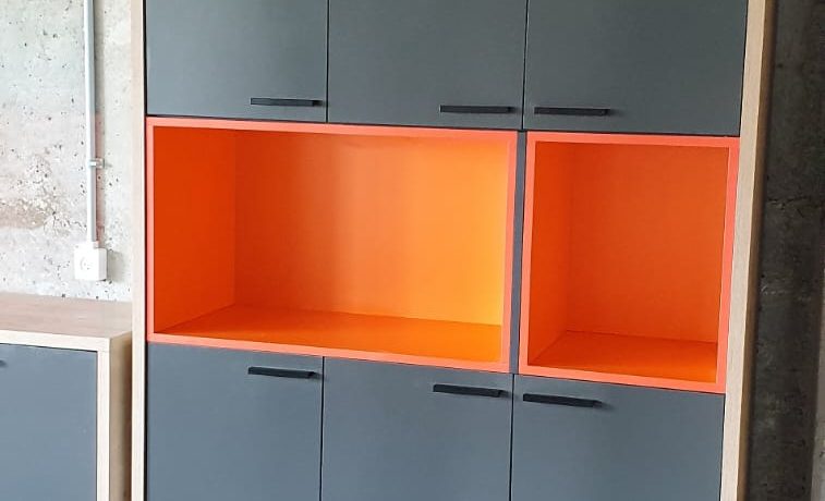 סיפריות, מדפים וציפויי קיר