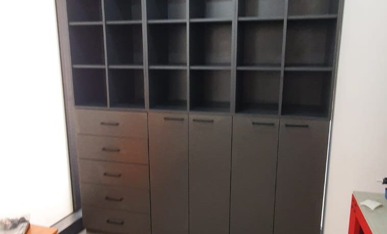 סיפריות, מדפים וציפויי קיר