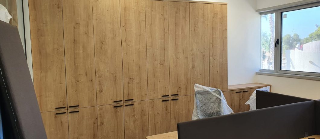 סיפריות, מדפים וציפויי קיר