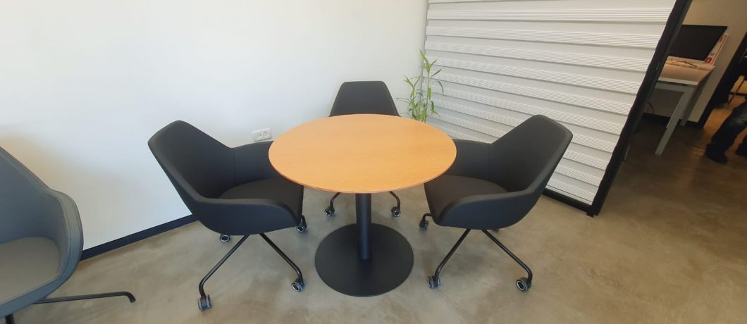 שולחן לחדר ישיבות